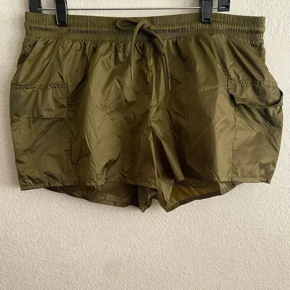 🆕 Offline by Aerie Nylon Shine Short Olive L🆕 - Picture 2 of 14